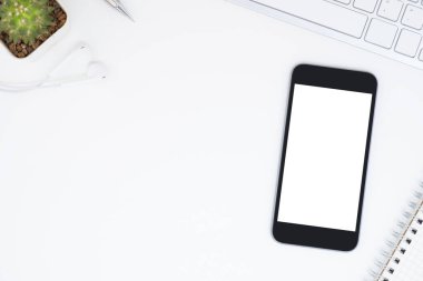 Akıllı telefonun üst görünümü, kopyalama alanı olan beyaz masadaki ekranı taklit eder, düz yatar.