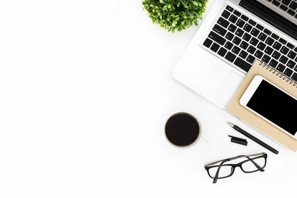 Mesa Escritorio Oficina Blanca Con Computadora Portátil Teléfono Inteligente Café — Foto de Stock