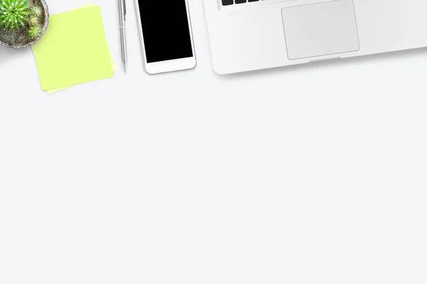 Τραπέζι Γραφείου Λευκό Λευκό Smartphone Λευκή Οθόνη Notebook Φορητό Υπολογιστή — Φωτογραφία Αρχείου