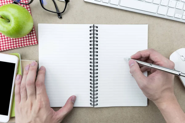 Mão Homem Vai Escrever Algo Página Caderno Branco Sobre Mesa — Fotografia de Stock