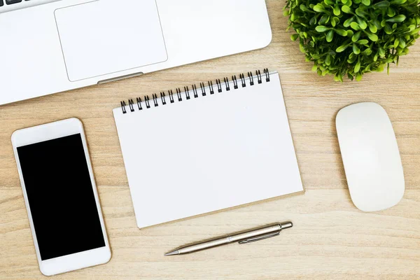 Meja Kantor Putih Dengan Smartphone Putih Dengan Layar Kosong Notebook — Stok Foto