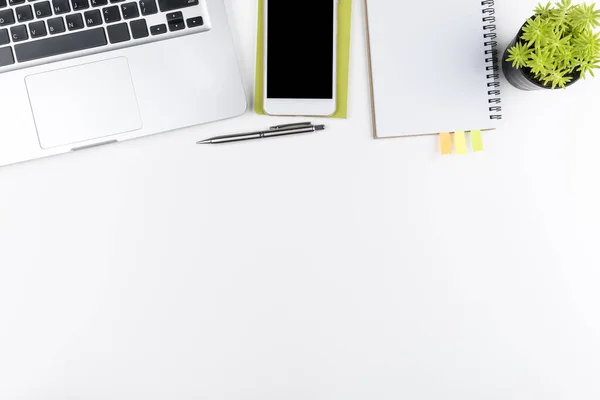 Fehér Íróasztal Fehér Okostelefonnal Üres Képernyővel Notebook Laptop Számítógép Kellékek — Stock Fotó