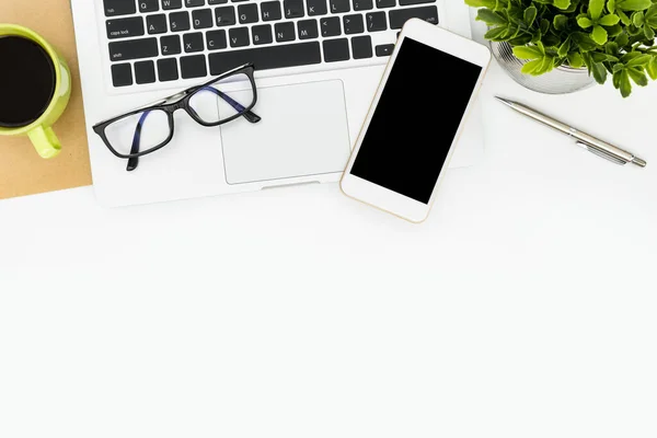 Bílý Psací Stůl Laptopem Smartphonem Zásobami Horní Pohled Kopírovacím Prostorem — Stock fotografie