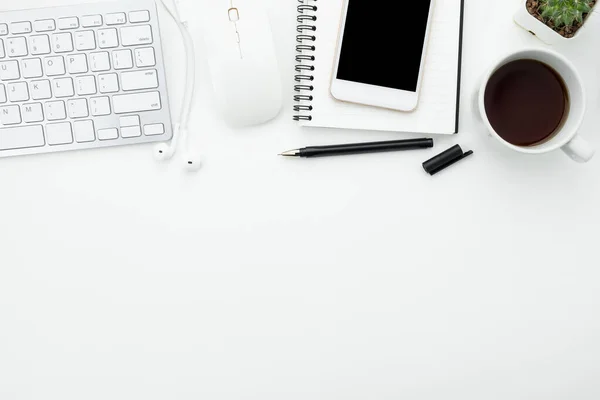 Mesa Escritório Branca Com Smartphone Branco Com Tela Branco Notebook — Fotografia de Stock