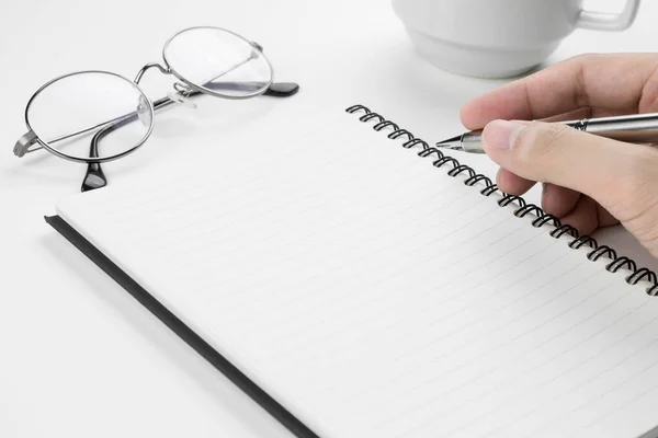 Mão Homem Vai Escrever Algo Página Caderno Branco Sobre Mesa — Fotografia de Stock