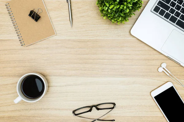 Skrivbord Trä Med Laptop Kaffe Och Förnödenheter Ovanifrån Med Kopieringsutrymme — Stockfoto