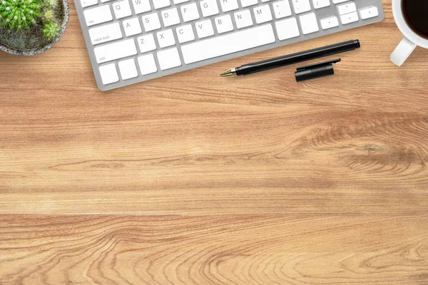 Mesa Escritorio Madera Hipster Con Teclado Computadora Bolígrafo Taza Café — Foto de Stock