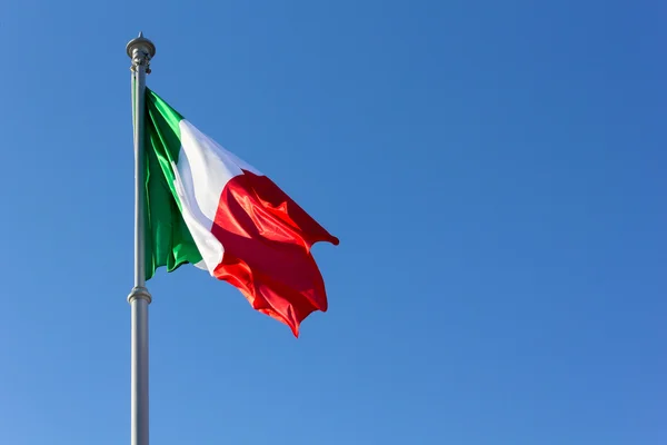 Mavi gökyüzü karşı İtalyan bayrağı — Stok fotoğraf