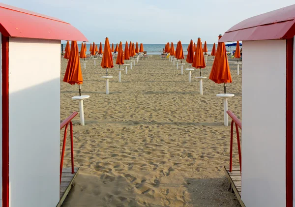 Praia vazia com guarda-chuvas de praia fechada — Fotografia de Stock