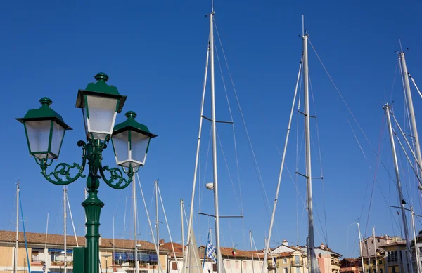 Straßenlaternen und Segelbootmasten — Stockfoto