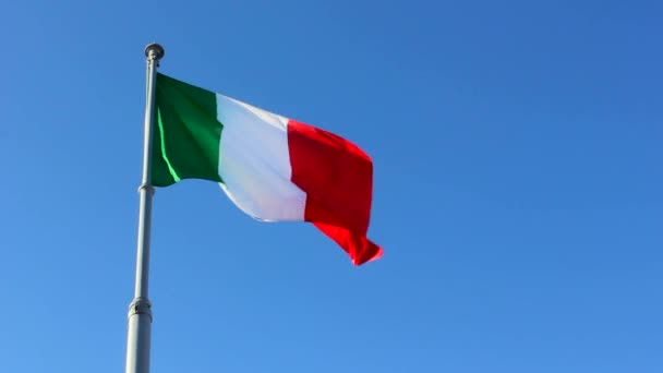 Bandera italiana contra un cielo azul — Vídeos de Stock