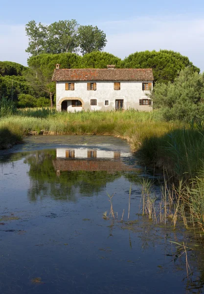 Casa velha deserta na Lagoa — Fotografia de Stock