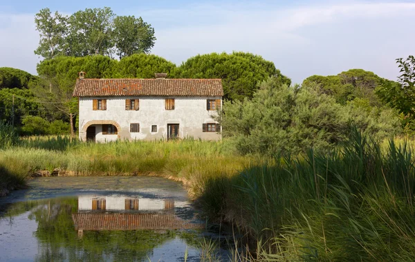 Verlaten oud huis in de lagune — Stockfoto