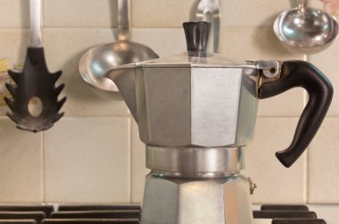 Soba üzerinde İtalyan kahve makinesi