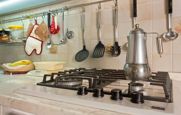 Rumah Dapur dengan Pembuat Kopi di Stove — Stok Foto