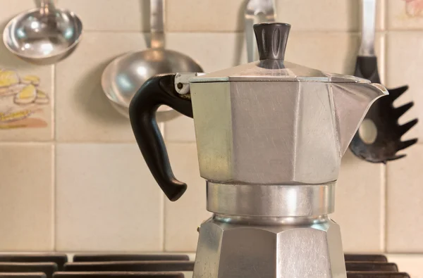 Soba üzerinde İtalyan kahve makinesi — Stok fotoğraf