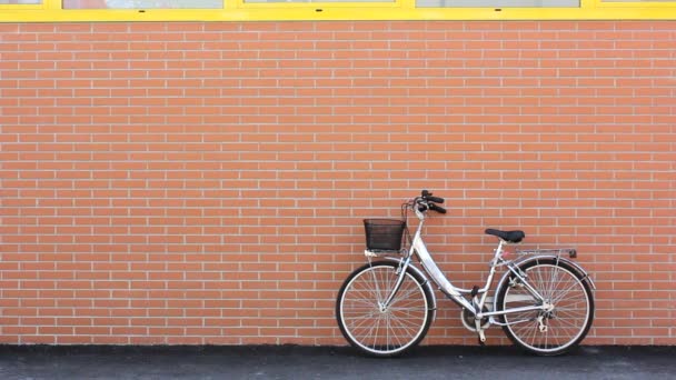 Montering av cykel och rider bort — Stockvideo