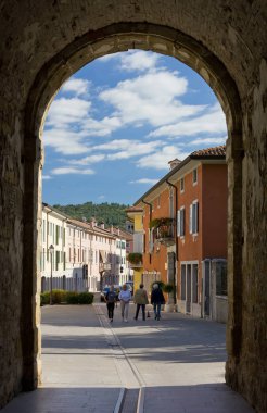 Caddenin Gradisca boyunca Strolling insanlar