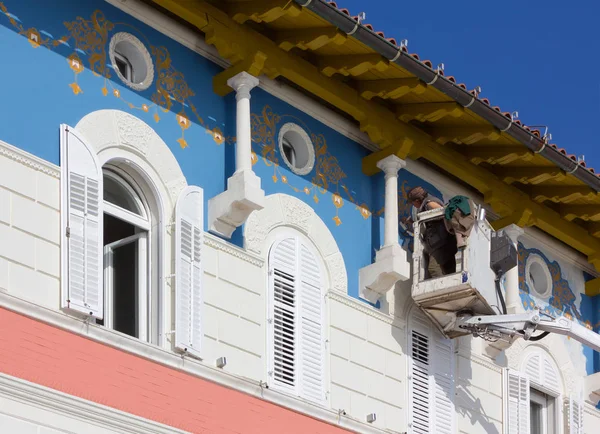 Painting the Decoration of the Facade of a Historic Building — Stock Photo, Image