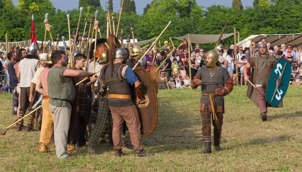 Soldats celtes de Carnic en formation avant la bataille contre les Rom — Photo