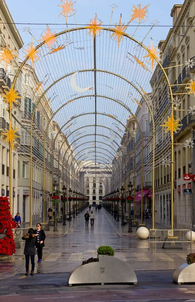 Straße in der Innenstadt von Malaga mit Weihnachtsdekoration geschmückt — Stockfoto