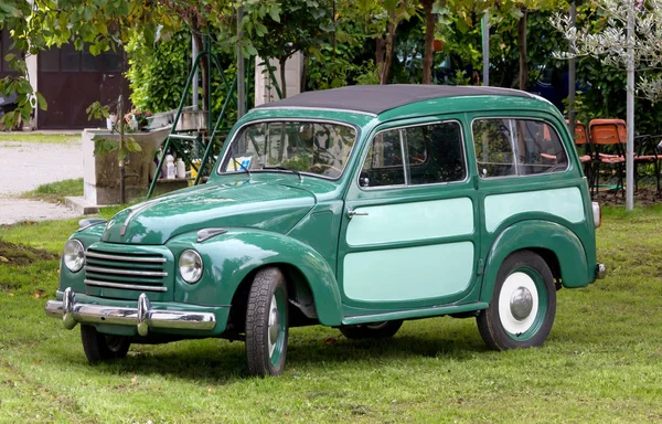 Carro vintage no quintal — Fotografia de Stock