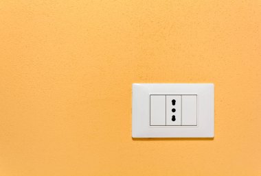 Turuncu bir duvar üzerinde boş prize