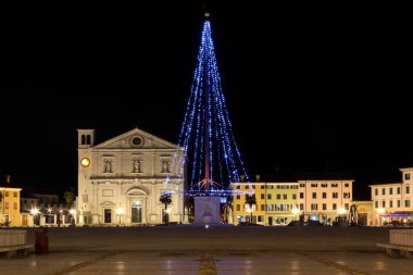 Gece Noel zamanında Palmanova's Main Square