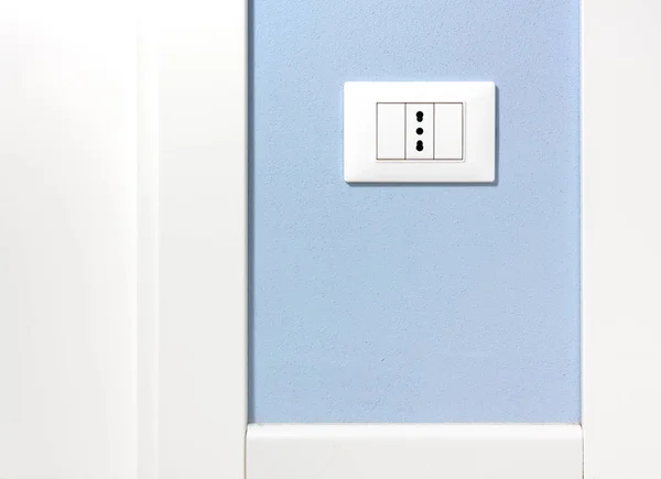 Lege stopcontact op een blauwe muur — Stockfoto
