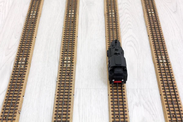 20 世纪 50 年代的老式模型蒸汽火车头在铁轨上 — 图库照片