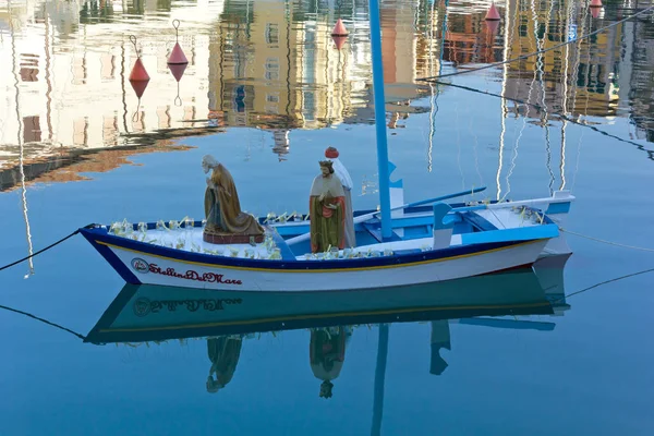 Лодка с тремя волхвами на плавучей сцене Рождества — стоковое фото