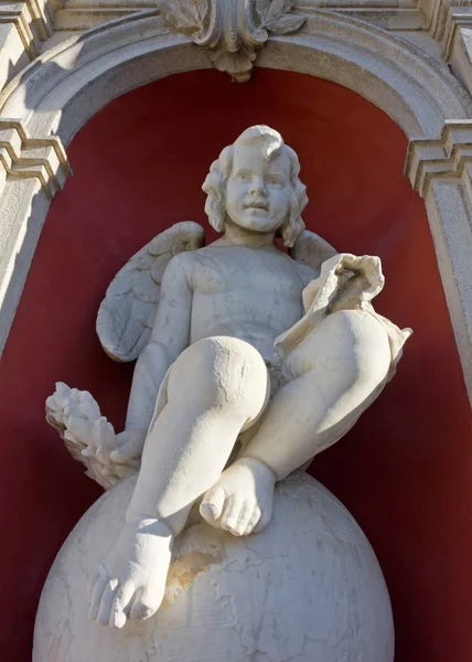 Criança Anjo Estátua em seu nicho — Fotografia de Stock