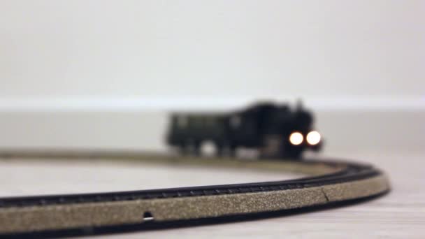 Винтажная модель электрического трамвая, бегущего по рельсам — стоковое видео