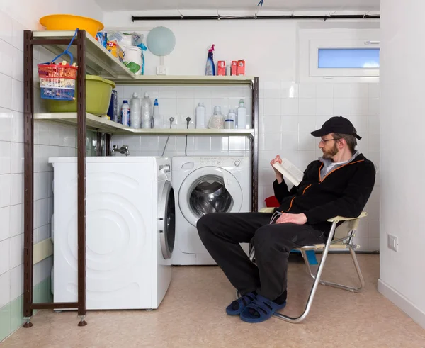 Çamaşır odasında kitap okurken erkek