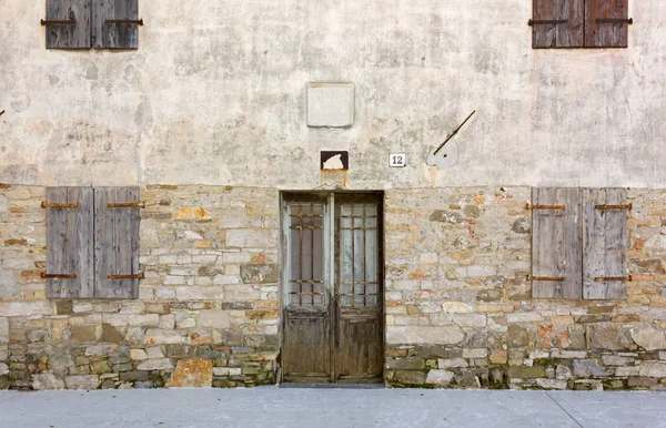 Fassade des alten zerstörten Gebäudes — Stockfoto