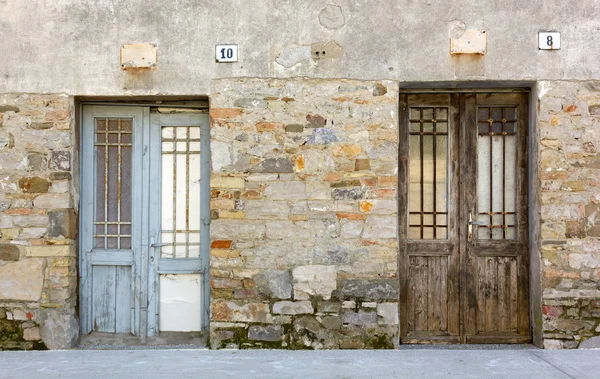 Façade du vieux bâtiment avec deux portes — Photo