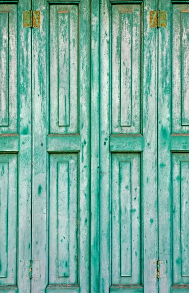 Vieux volets de fenêtre en bois vert — Photo
