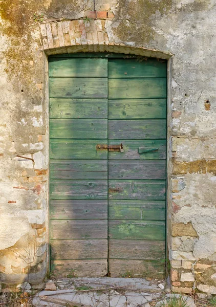 Παλιά πράσινη ξύλινη πόρτα — Φωτογραφία Αρχείου