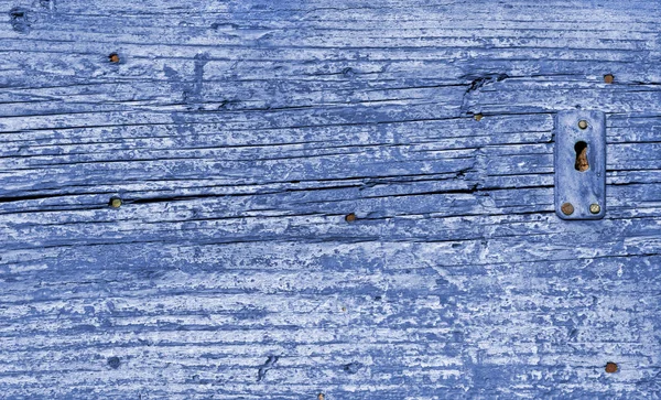Nahaufnahme auf dem Schloss einer alten blauen Holztür — Stockfoto