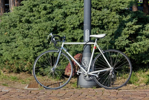 Men's Bicycle against a Metal Pole — Stock Photo, Image