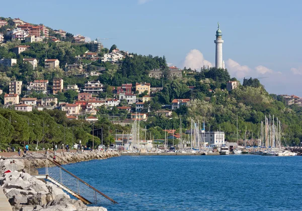 Triestes Skyline från Barcola kustlinje — Stockfoto