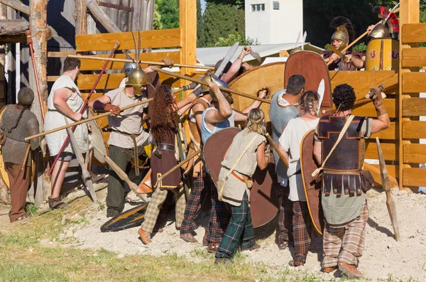 Galos Cárnicos Asalto a los romanos en la recreación histórica en — Foto de Stock