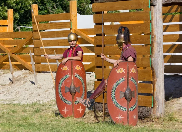Due antichi soldati romani a guardia dell'accampamento — Foto Stock