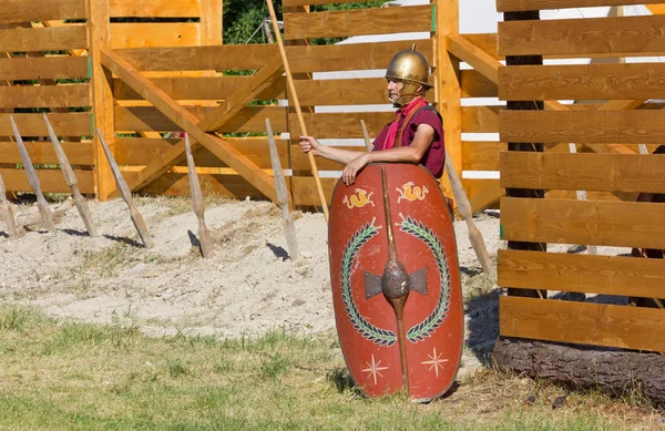 Древнеримский солдат, охраняющий лагерь — стоковое фото