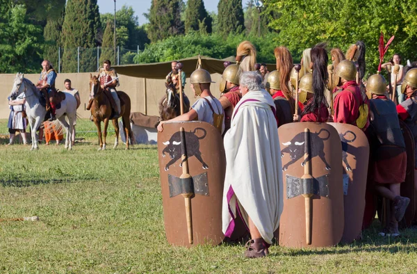 Antiguos soldados legionarios romanos y caballería celta — Foto de Stock