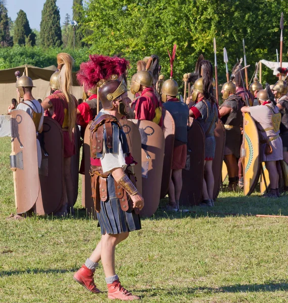 Antiguos soldados legionarios romanos y su comandante — Foto de Stock