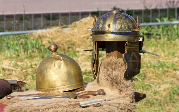 古罗马头盔和匕首 — 图库照片