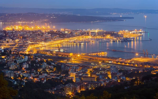 Trieste Cityscape geç akşam içinde