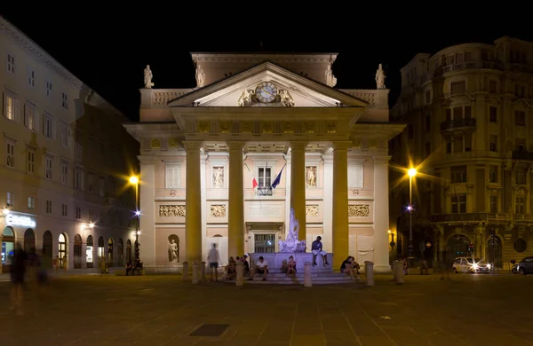 Vista noturna da Piazza della Borsa em Trieste — Fotografia de Stock