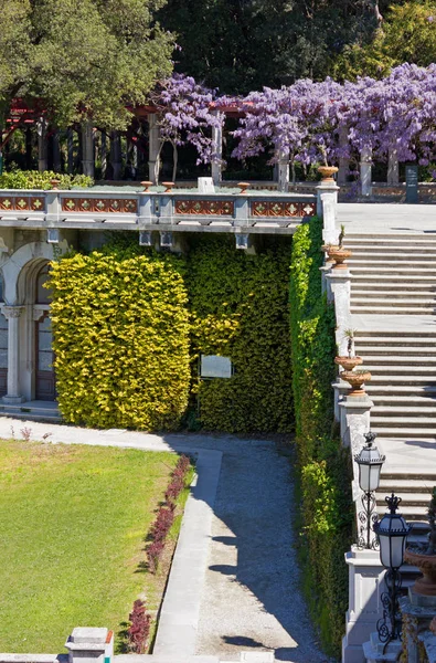 ミラマーレ城公園とトリエステの庭 — ストック写真